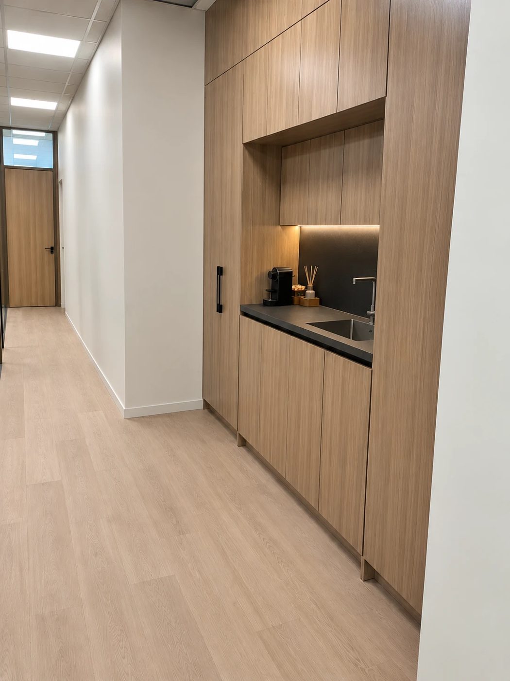 Bijkeuken met koffiemachine en spoelbak bij de nieuwe kantoren in het Innovation Center