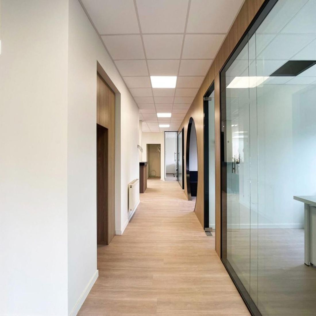 Gang met glazen wanden in het Innovation Center Sint-Niklaas