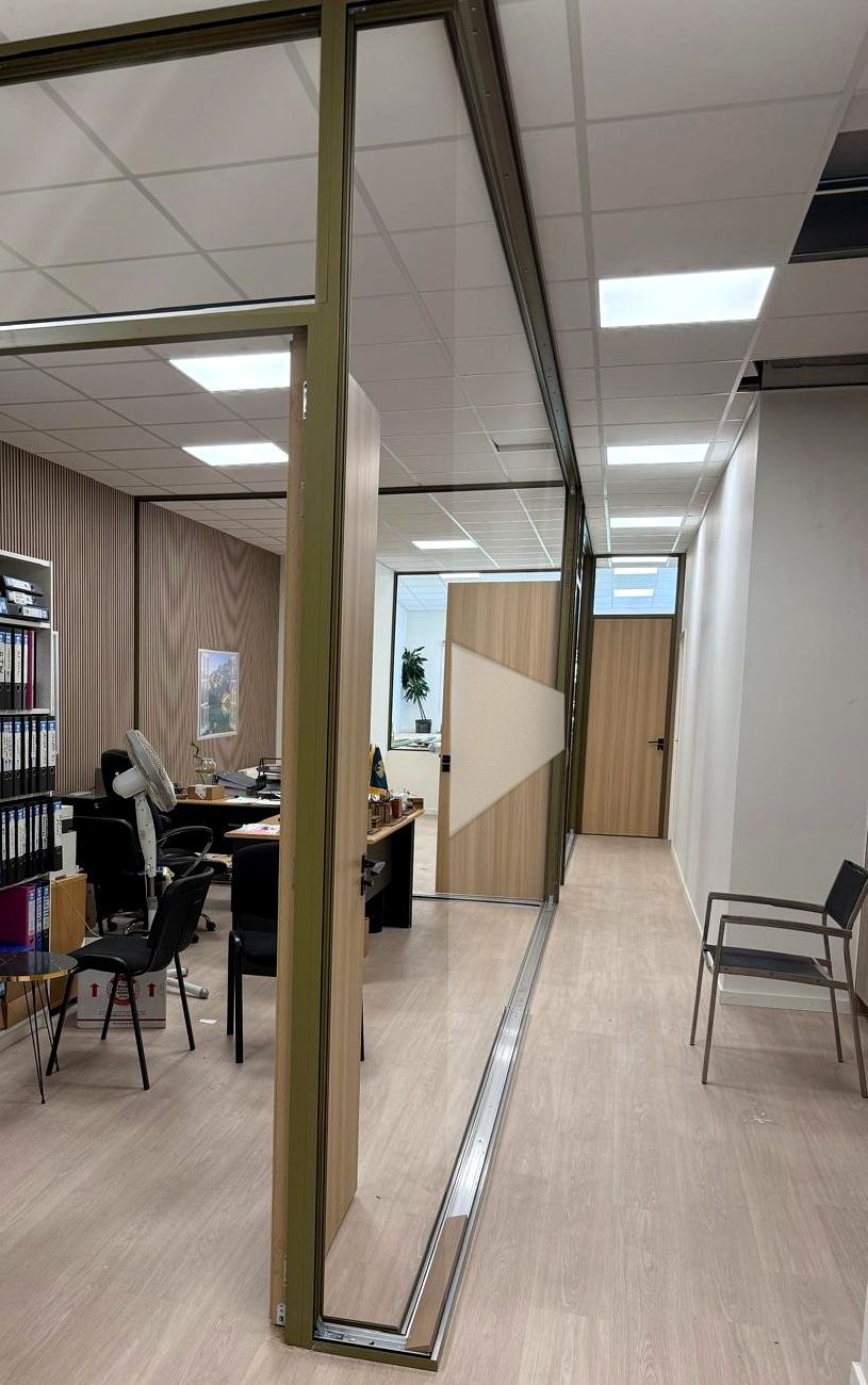 Gang met glaswanden (impressie van de nieuwe kantoren)